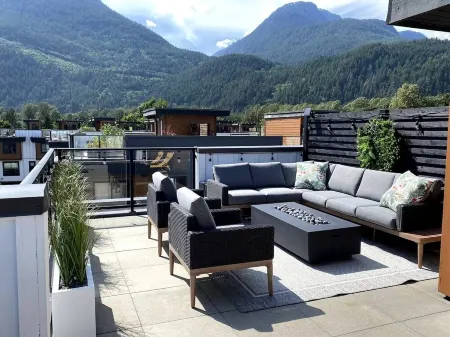 Stylish 3 bedroom townhome with rooftop patio