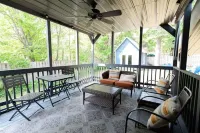 Walloon Lake Hideaway - Spacious Retreat, Steps to Lake Access, Dining & Village Các khách sạn ở Walloon Lake