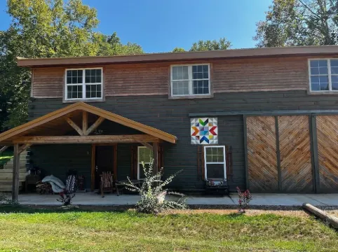 3-bedrooms, 2 bathrooms upstairs cabin in charming French Lick with AC