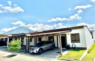 Beautiful 3-bedroom house in the most exclusive zone of  Sn Miguel with WiFi, AC Hotels in 