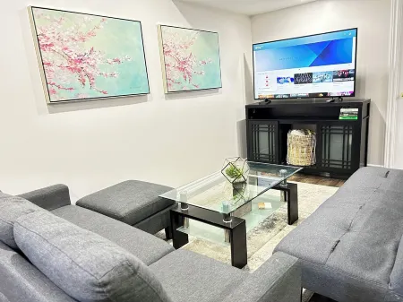 Walk to Bramalea: Cozy One-BedRoom, Private Access Отели рядом с достопримечательностью «Pearson Convention Center»