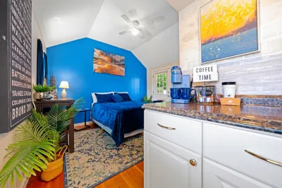 Cozy Cottage Stay w/ Pool & Parking Hotel a 