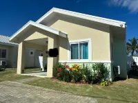 OceanAire Crest! Cozy Ocean-Front Villa, Pool, Tennis, 24hr security.  호텔