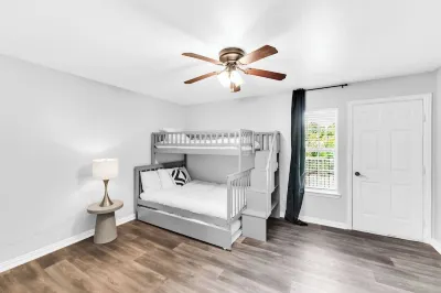 • NEW • Walk to AT&T Stadium  and Globe Life Field • Rangers • Free parking Hotel in zona University of Texas at Arlington