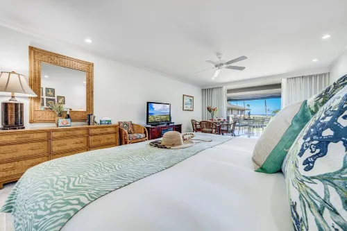 Kāʻanapali Ocean View Condo with Beachfront Cabana for Guests