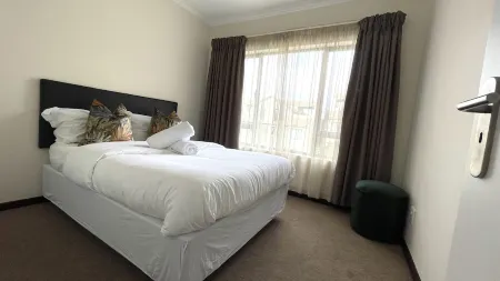 Modern Two Bedroom Loft in Bryanston Отели в г. Брайанстон