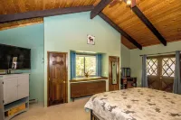 Loose Moose Lodge – Family Chalet, Fireplace, Ski!