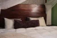 Gorgeous Lofted 1 Bedroom Home-Hot Water/Parking