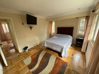 Colonial House, beautifull spacious garden house Hotels in 