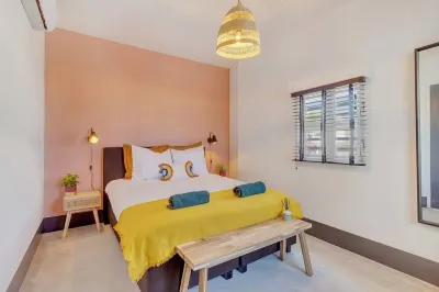 Waterfront 2-BR Oasis with dock – Near Beaches, Stunning Views & Relaxing Vibes! Hotels in 