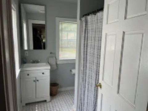 Charming 1-bedroom cottage with WiFi, AC in enchanting Kenoza Lake area.