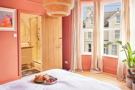 Beautiful 5 Bed Terrace with Hot Tub. Отели рядом с достопримечательностью «Walk of Fame»