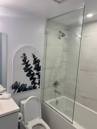 COZY 2 BEDROOMS PLUS ONE FULL BATH IN THE NEW DOWNTOWN VAUGHAN, MINS FROM SUBWAY Отели рядом с достопримечательностью «Woodbridge Square»