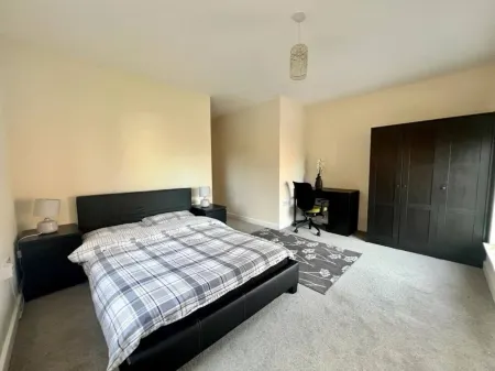 2 Bedroom House in Quiet Neighbourhood, Conveniently Located- 2 Parking Spaces