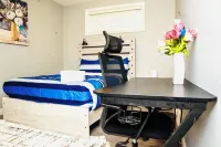 Cozy 1-bedroom suite close to West Edmonton Mall فنادق في 