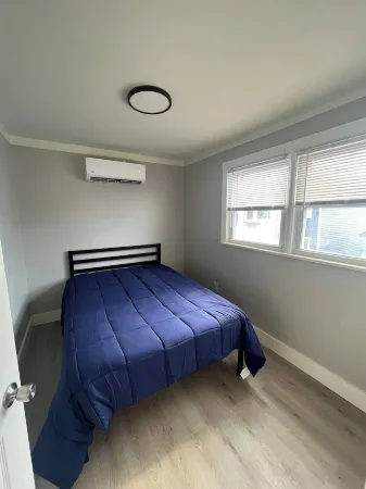 Charming 2-bedroom cottage and courtyard with WiFi, AC in Seaside Heights