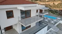 Villa Panorama - autumn luxury villa - heated pool Hotels in 