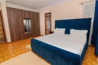 Spacious 4bedroom apartment in Naivasha: WiFi,Own Compound and close to the Lake Hotels in 