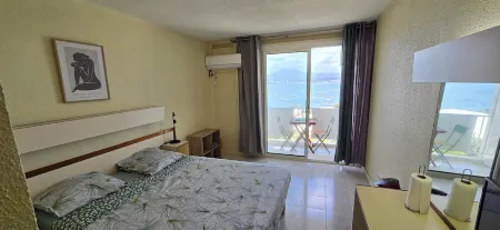 Cosy, fully-equipped studio with sea view