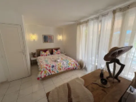 Villa with private garden and pool, parking, 5 min from beach and center