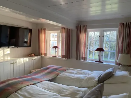 Fantastic thatched cottage with lake and sauna