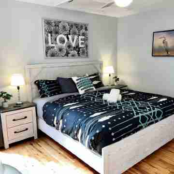 Bright & Spacious Lincoln Park Gem – Sleeps 9! Rooms