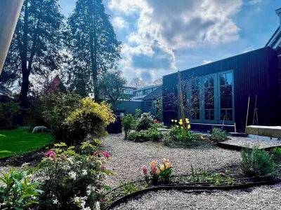 Lovely family home with a beautiful garden close to Amsterdam and the beach The international附近的飯店