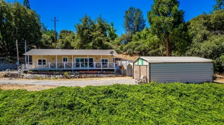 Tree Top Views!/ 17 mi Yose South Gate/8.6 mi Bass Lake/Dog Friendly/Fenced Yard