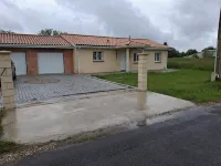 Maison de Style Industriel Hotels in Eyrans