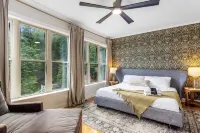 Private estate w/ hot tub, sauna, game room, theater, pickleball & epic views