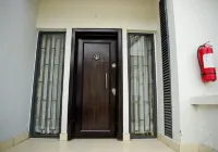 SLEEKHOUSE , a townhouse with a lake view