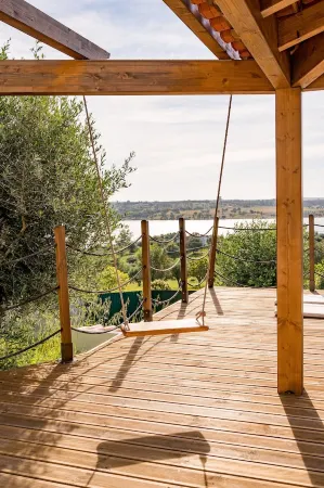 Hill with fabulous views Dam with swimming pool Отели рядом с достопримечательностью «Barragem de Montargil»