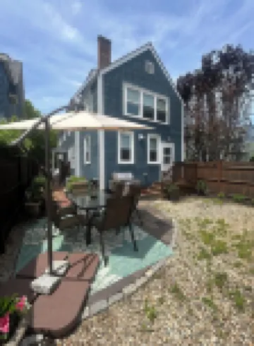 Downtown Home. Walk to Waterfront, Restaurants, Shops & Train. Beaches Nearby.