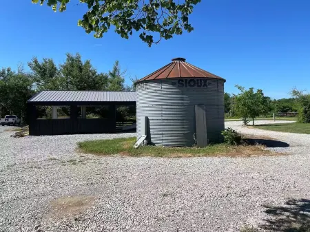 The Farmhouse at Truman Lake Отели в г. Генри
