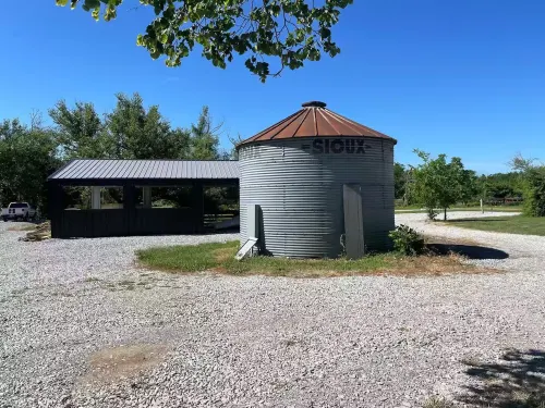 The Farmhouse at Truman Lake Hotels in Henry County