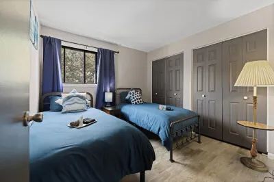 Cozy Apt Aurora/Sleeps 8/Free Wifi/55"/Parking Hotels near SciTech Hands On Museum