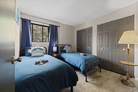 Cozy Apt Aurora/Sleeps 8/Free Wifi/55"/Parking