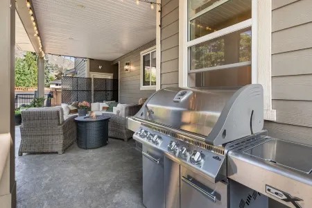 Downtown District & Knox Mountain & 5 min Walk to Beach, Hot Tub & Covered Patio