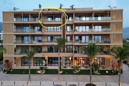 The Whale - Family friendly spacious apartment right on the beach Отели рядом с достопримечательностью «Qeparo Beach»