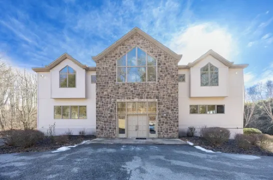 Luxurious 5-bedroom 5.5 bath house with AC, WiFi in charming Chadds Ford