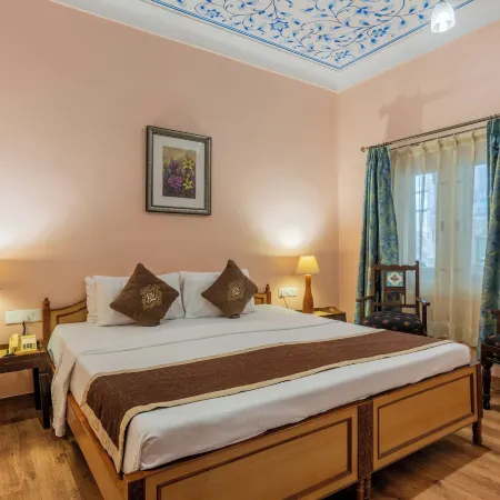 Suryaa Villa - A Boutique Heritage Hotel Отели рядом с достопримечательностью «Бирла Мандир»