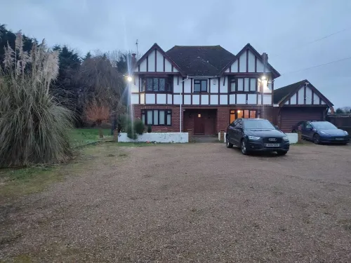 Thorpe Park Lodge | Ground Floor Detached + 2 Free Gated Parking Spaces Hotels in Egham