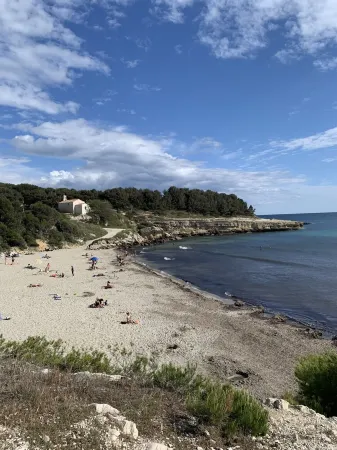 Maisonnette la Couronne Près des Plages Отели в г. Мартигес