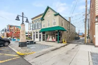 The Betty - Entire rental unit in New Albany, Indiana Sleeps 8