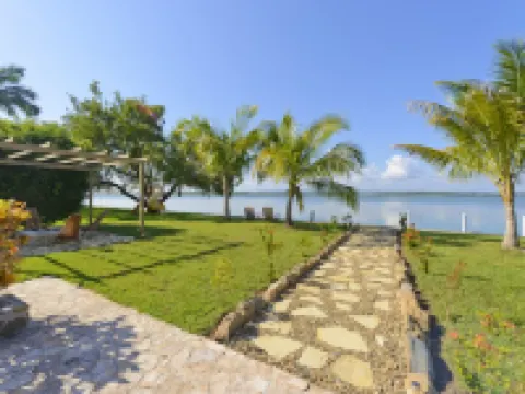 Luxury Waterfront Villa + FULL RESORT ACCESS! No sargassum! Hotels in Maya Beach