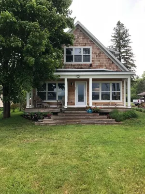 Lakefront 2-bedroom cottage in Boyne City with WiFi