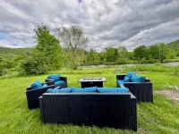 Spacious getaway with private river access minutes from ski area Hotel di Charlemont