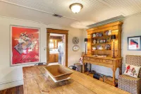 Historic 'Hardy House' on Main Street w/ Fire Pit! - Homestays