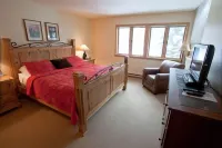 Slopeside Family Ski in, ,Wifi, Hot Tub, Pool, Yellowstone, Netflix