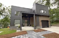 GAME DAY PERFECT! Minutes from Death Valley and  steps to Patrick Square! 🏈🐅🧡